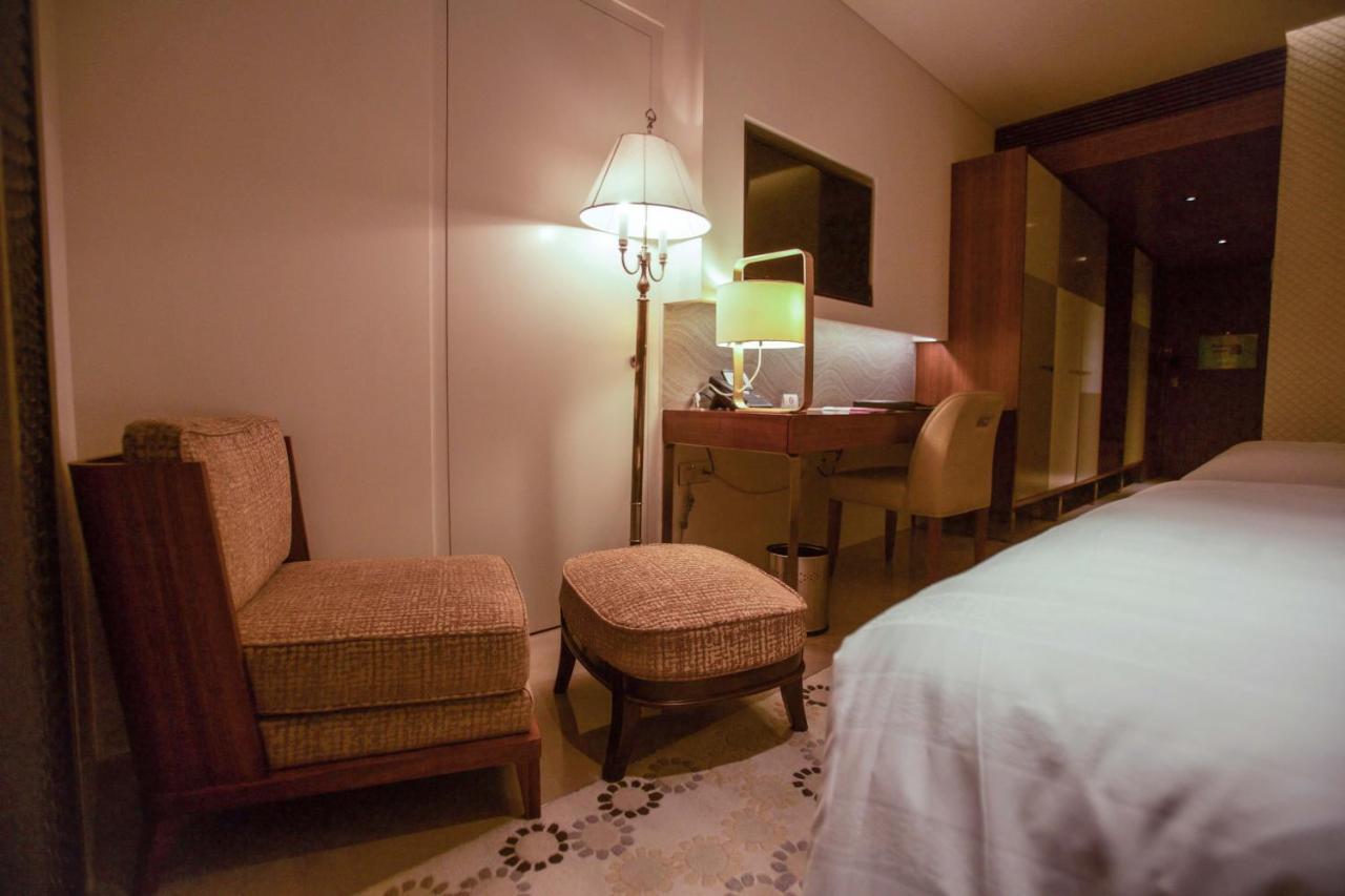 Crowne Plaza Chennai Adyar Park, An Ihg Hotel Esterno foto A room at the hotel