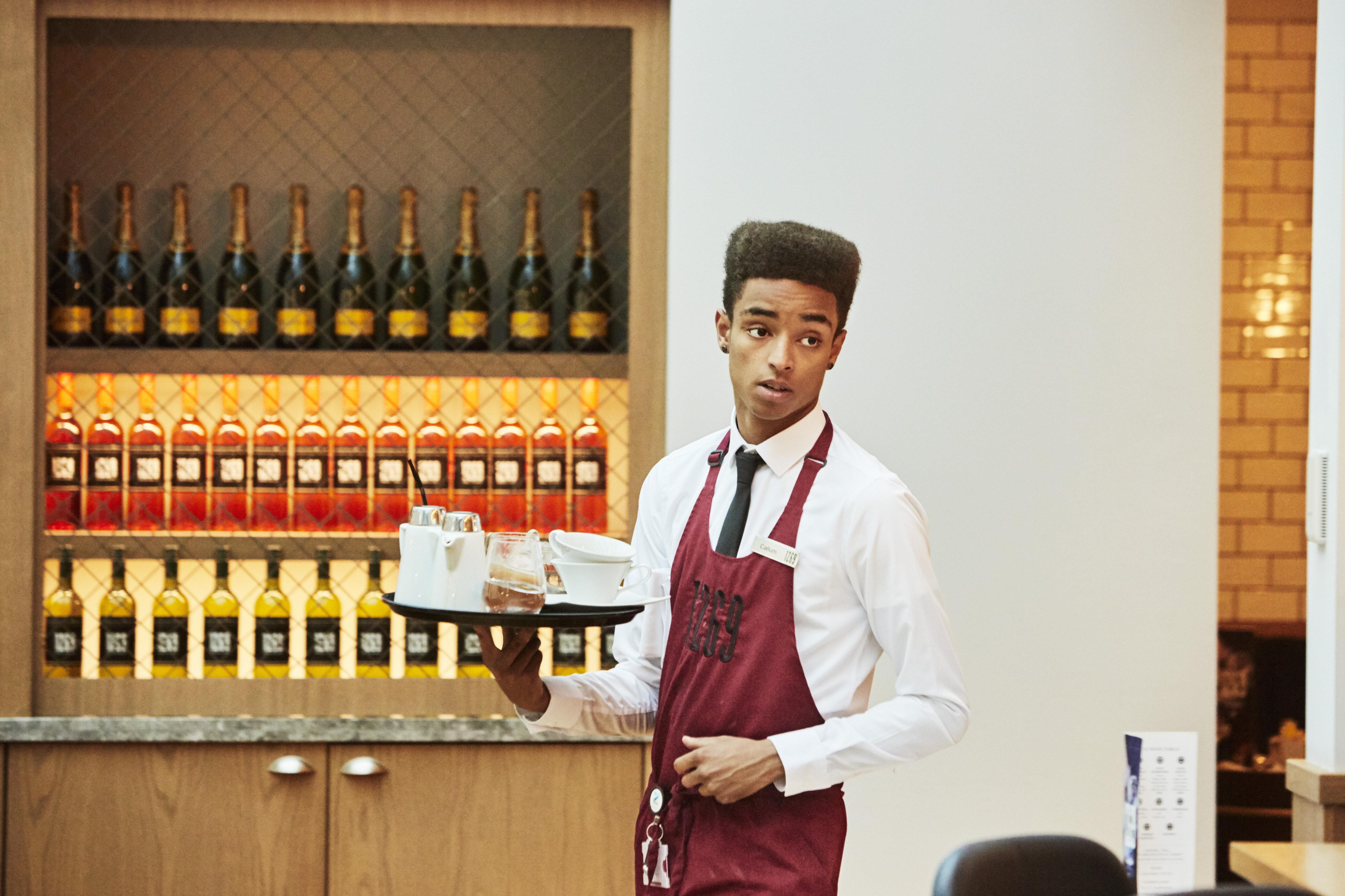 Crowne Plaza Chennai Adyar Park, An Ihg Hotel Esterno foto A waiter in a restaurant