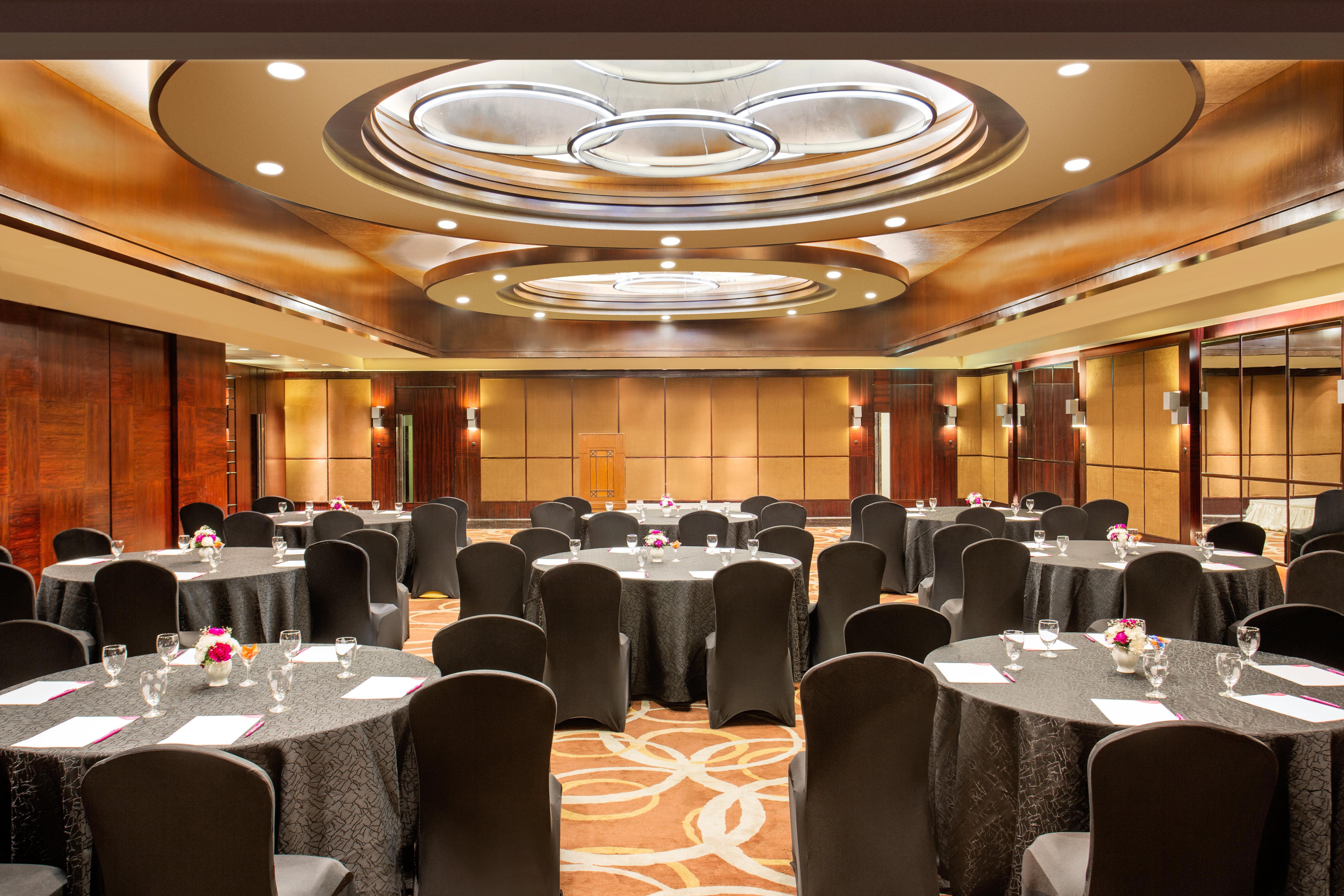 Crowne Plaza Chennai Adyar Park, An Ihg Hotel Esterno foto The ballroom