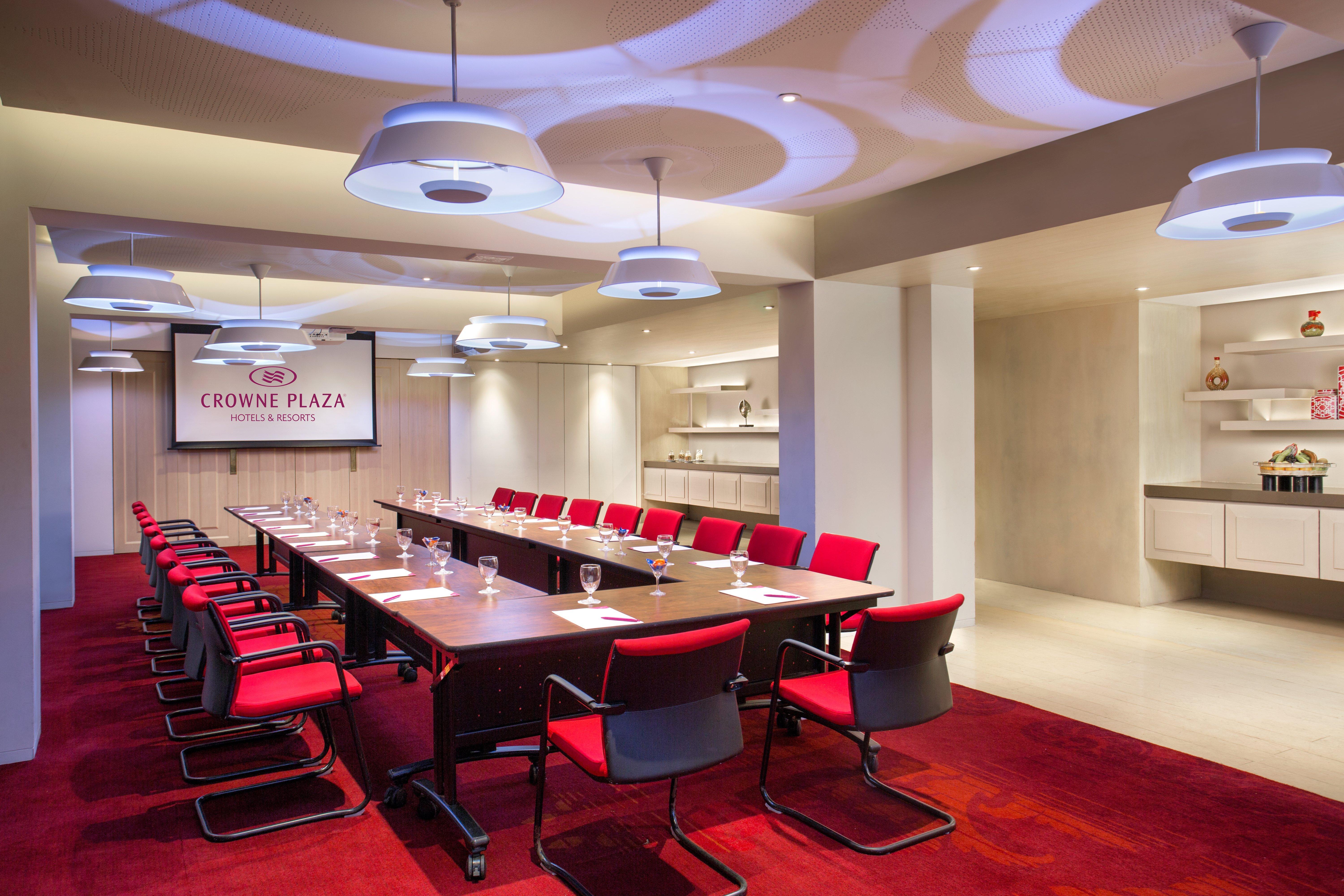 Crowne Plaza Chennai Adyar Park, An Ihg Hotel Esterno foto Meeting room at the hotel