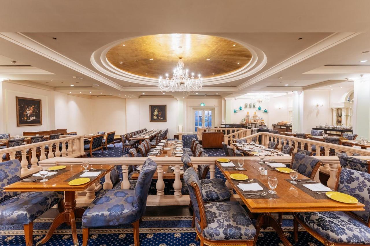 Crowne Plaza Chennai Adyar Park, An Ihg Hotel Esterno foto The restaurant