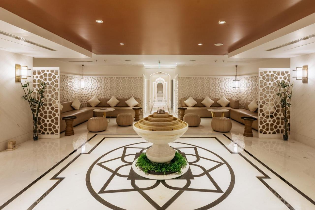 Crowne Plaza Chennai Adyar Park, An Ihg Hotel Esterno foto The lobby of the hotel